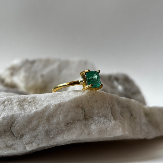 Anillo de oro de 18k con esmeralda natural colombiana