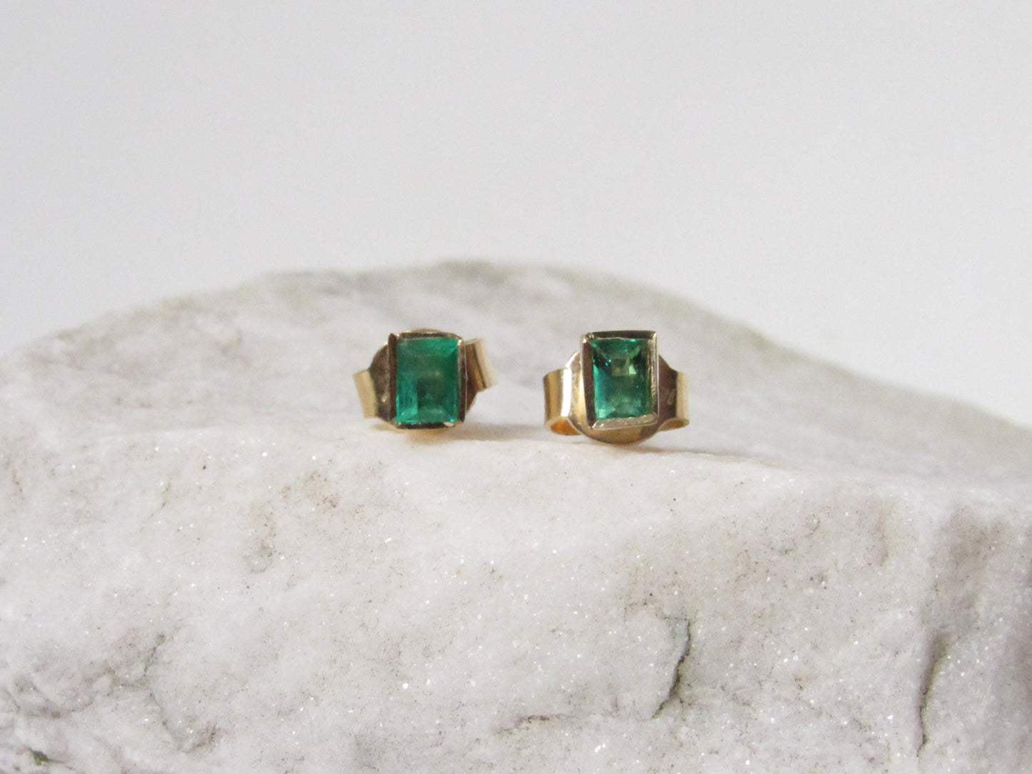 Aretes de oro de 18K con esmeraldas naturales