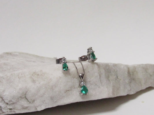 Aderezo collar y aretes de oro blanco de 18k con esmeraldas y diamantes naturales