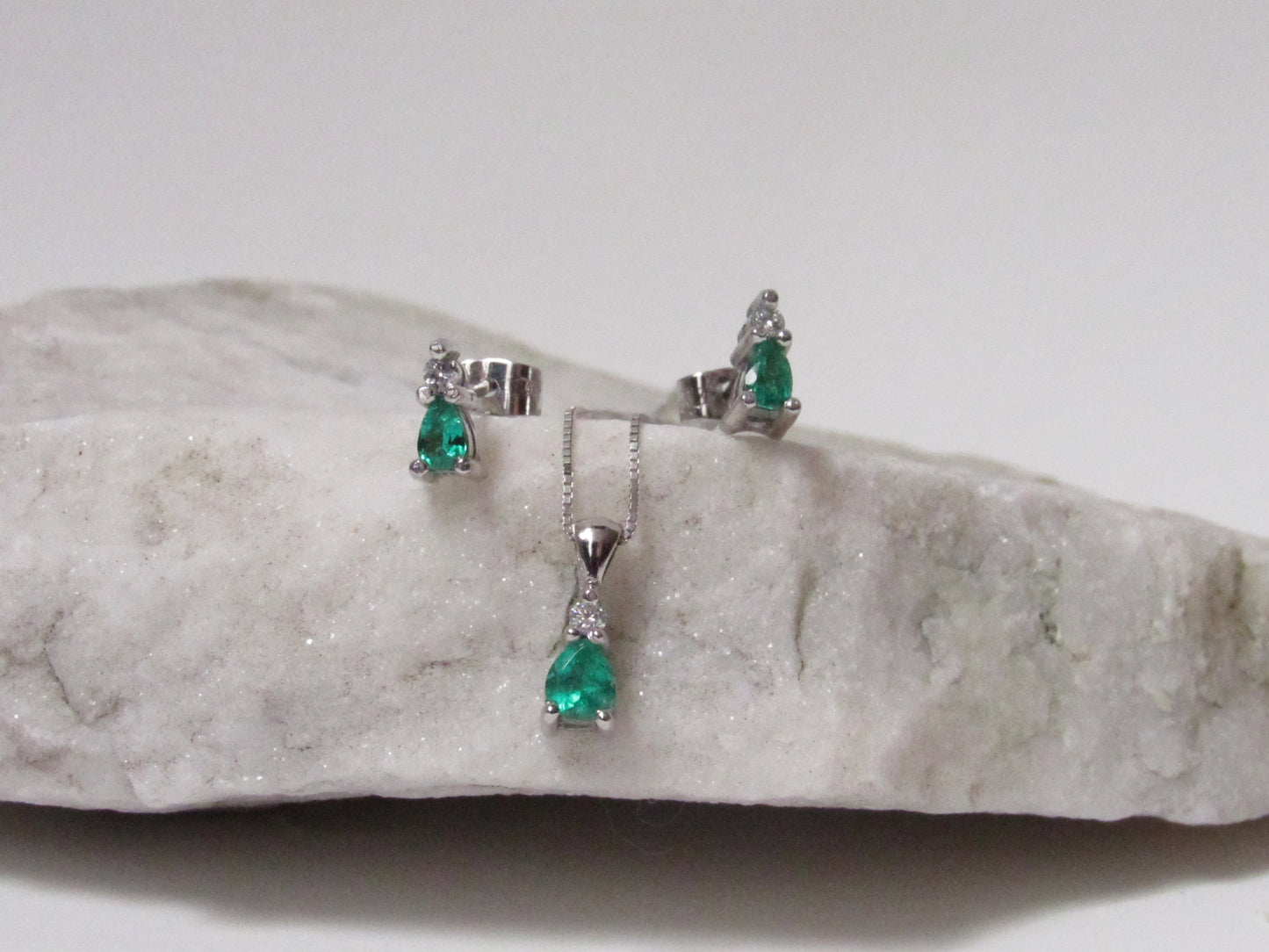 Aderezo collar y aretes de oro blanco de 18k con esmeraldas y diamantes naturales