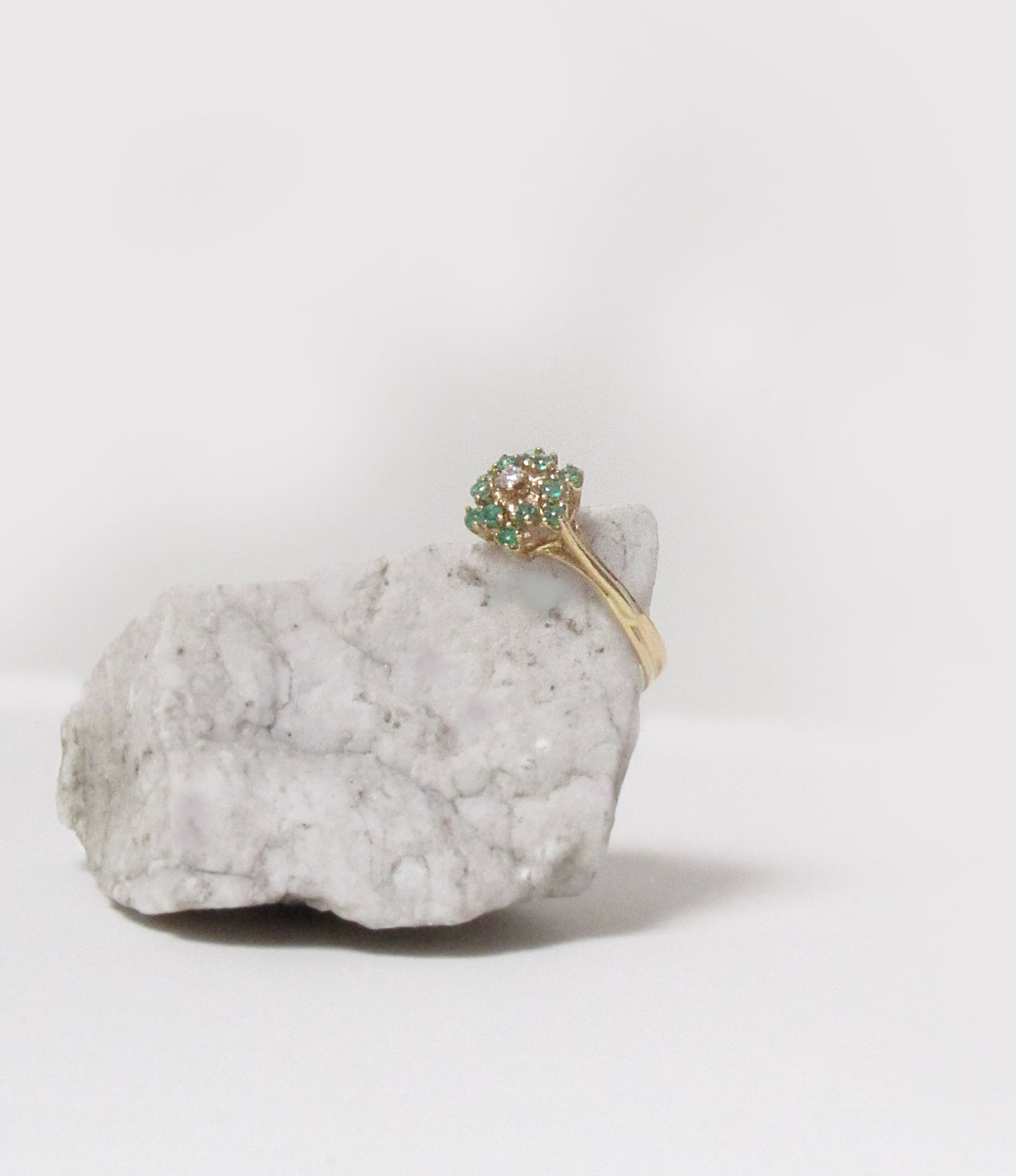 Anillo de oro de 18k con esmeraldas y diamante naturales