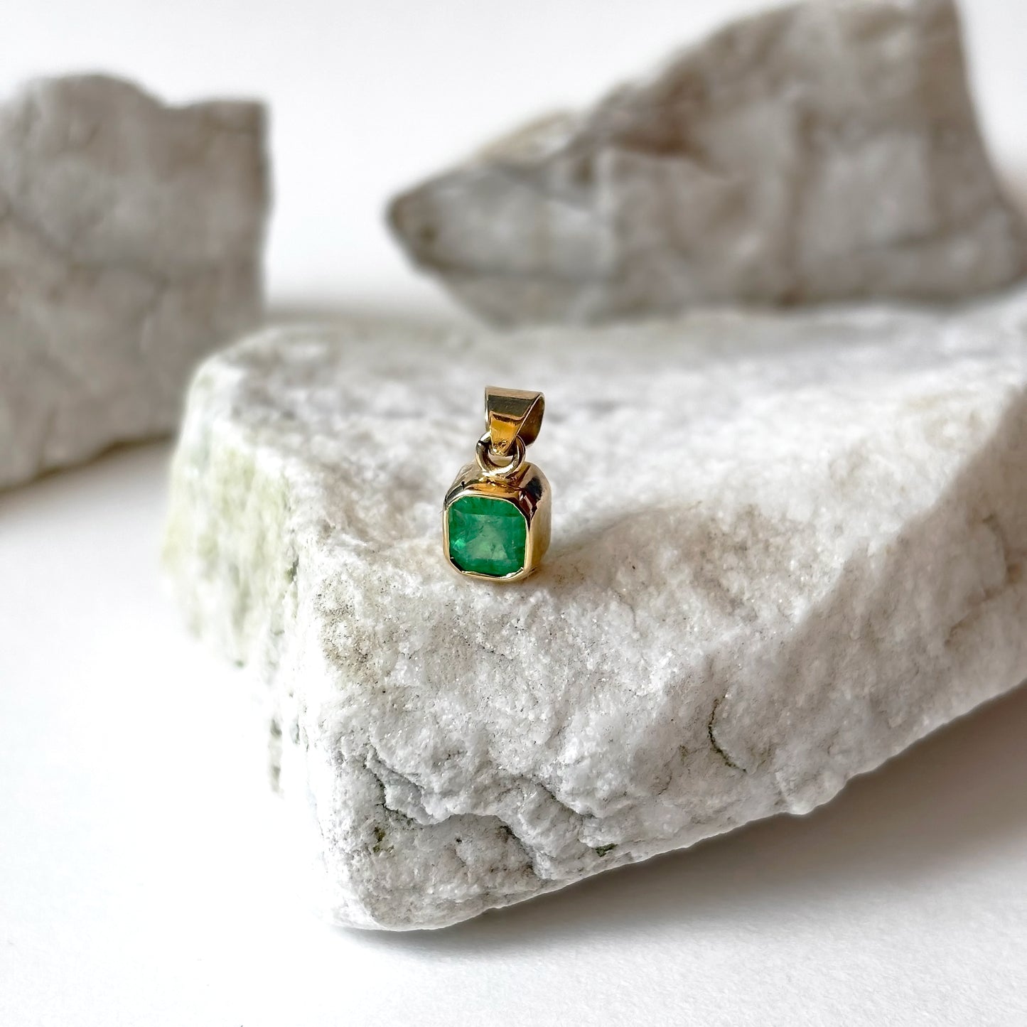 Dije de oro de 18k con esmeralda natural colombiana