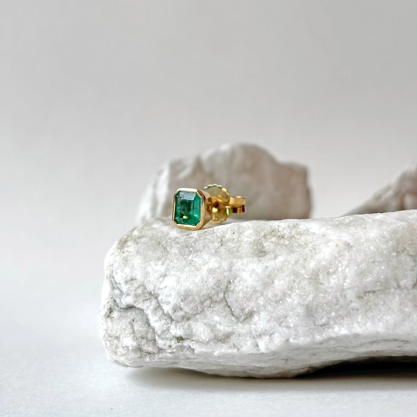 Arete cuadrado de oro de 18k con esmeralda natural colombiana