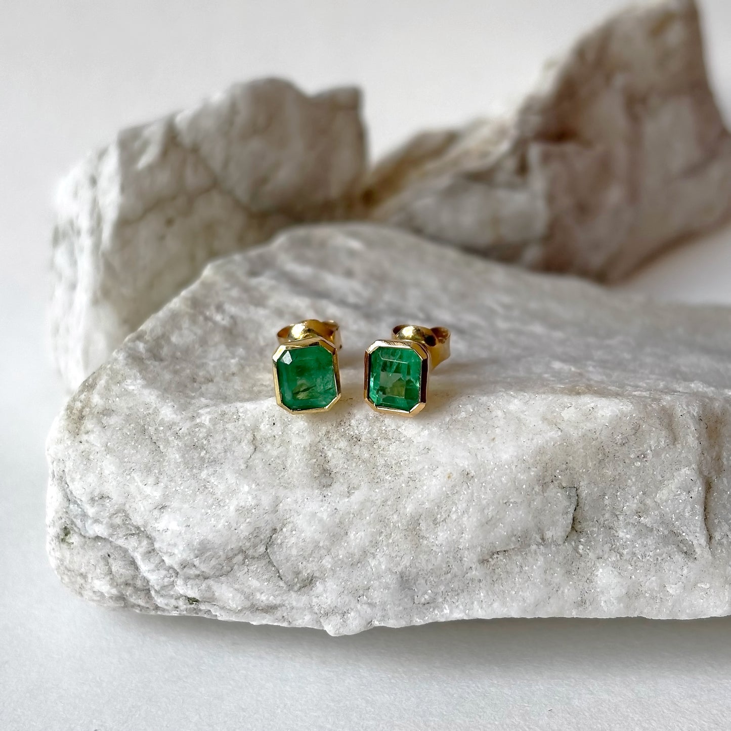 Aretes cuadrados de oro de 18k con esmeraldas naturales colombianas