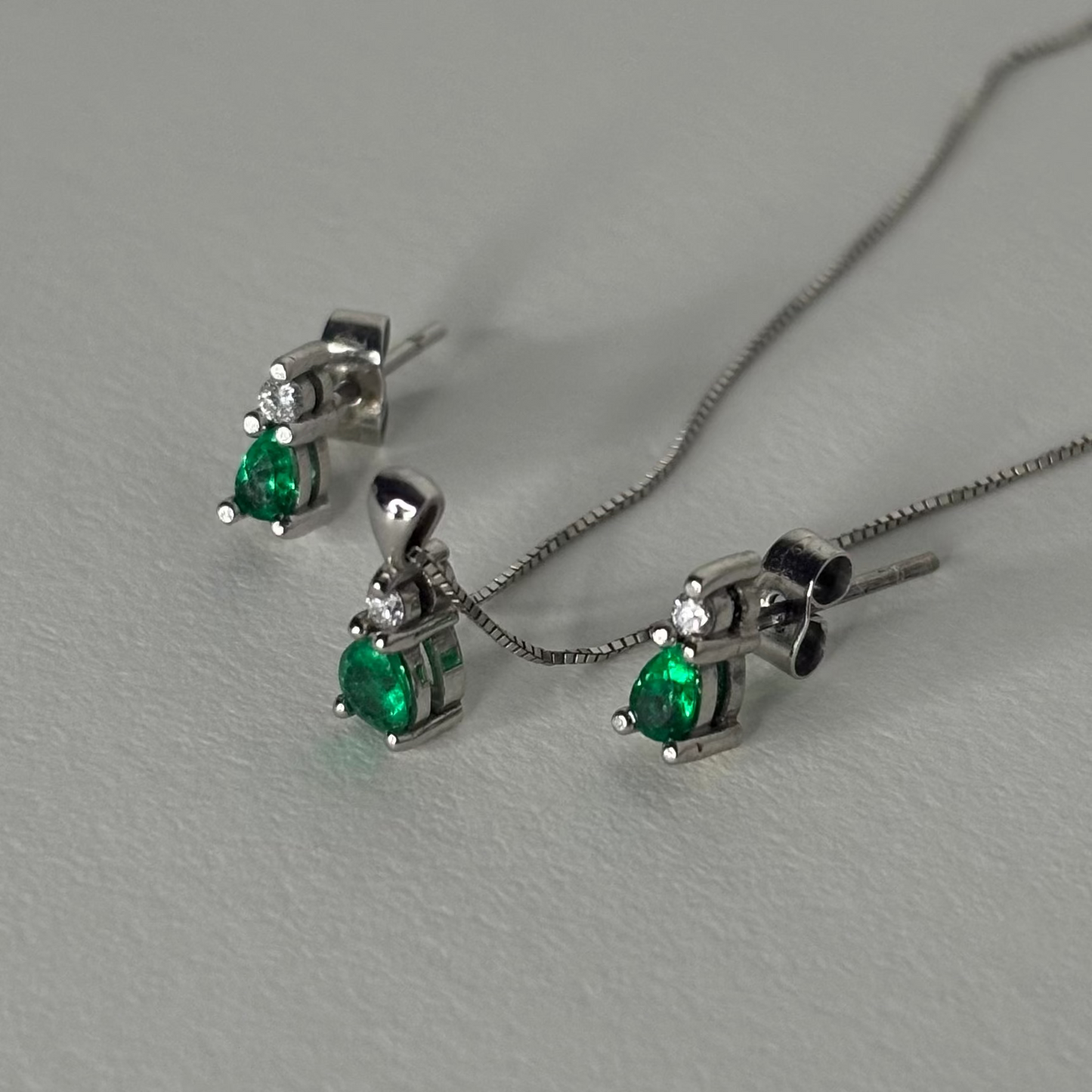 Aderezo collar y aretes de oro blanco de 18k con esmeraldas y diamantes naturales