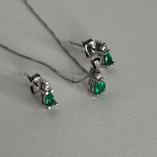 Aderezo collar y aretes de oro blanco de 18k con esmeraldas y diamantes naturales