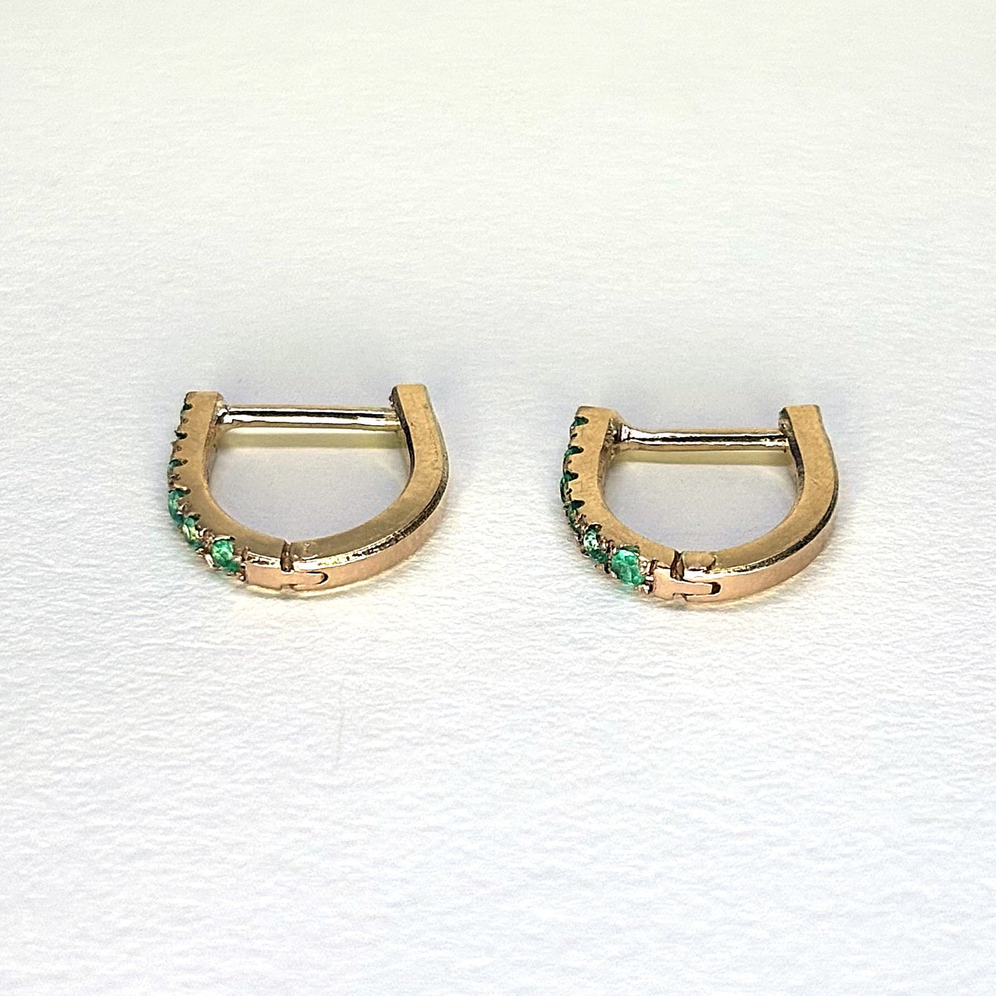 Aretes de oro de 18 quilates con 6 esmeraldas cada uno