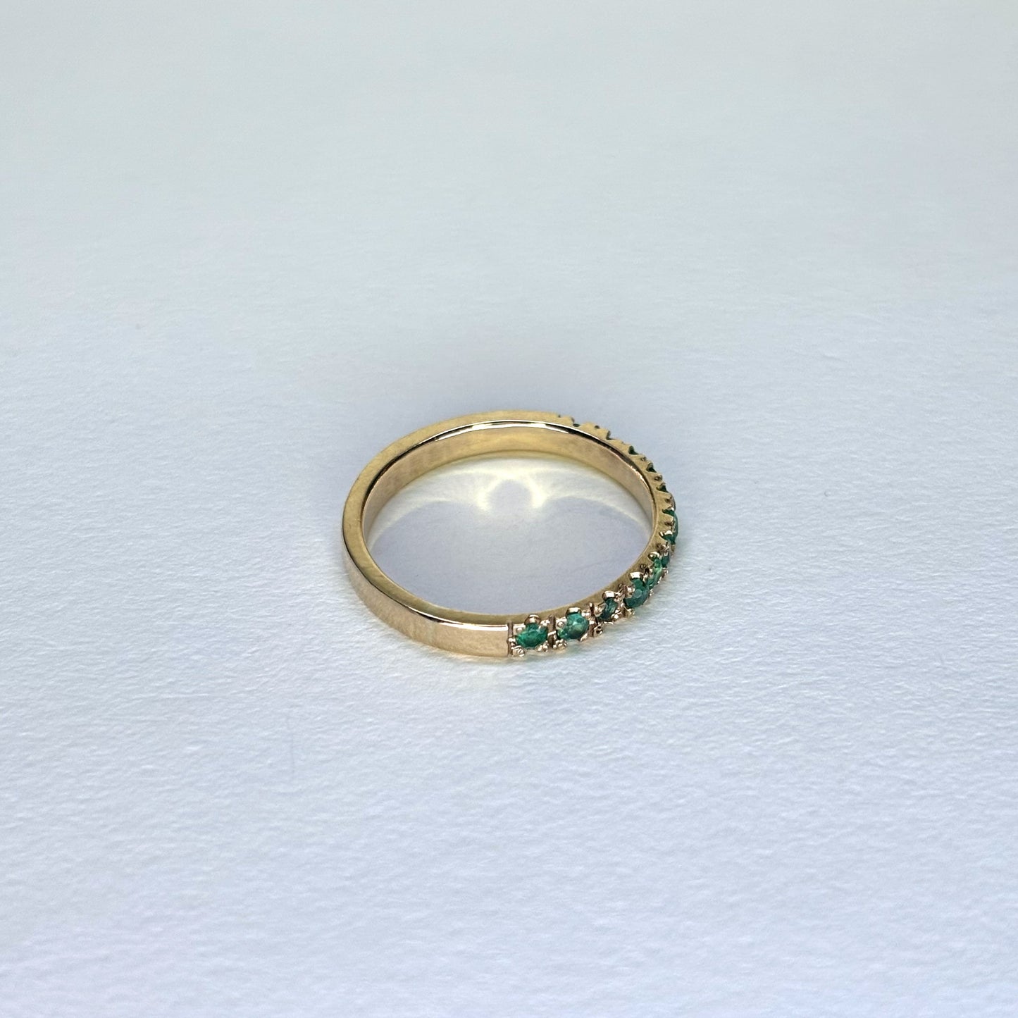 Anillo de oro de 18k con 12 esmeraldas naturales colombianas