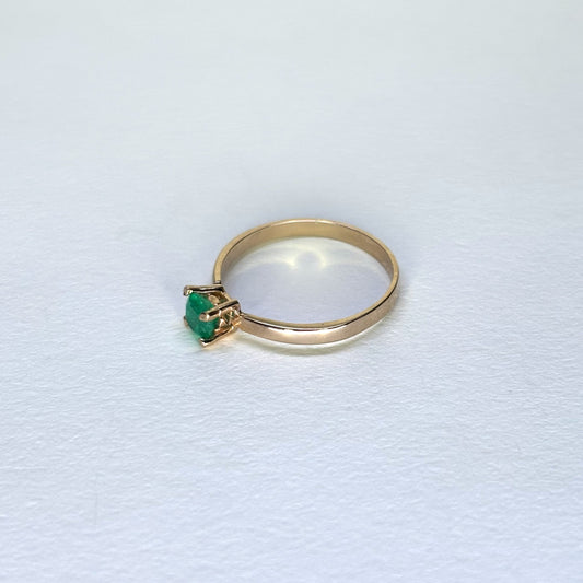 Anillo de oro de 18k con esmeralda natural colombiana