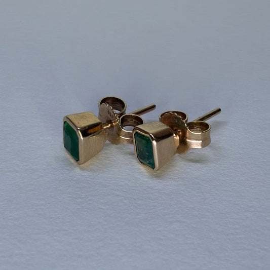 Aretes cuadrados de oro de 18k con esmeraldas naturales colombianas