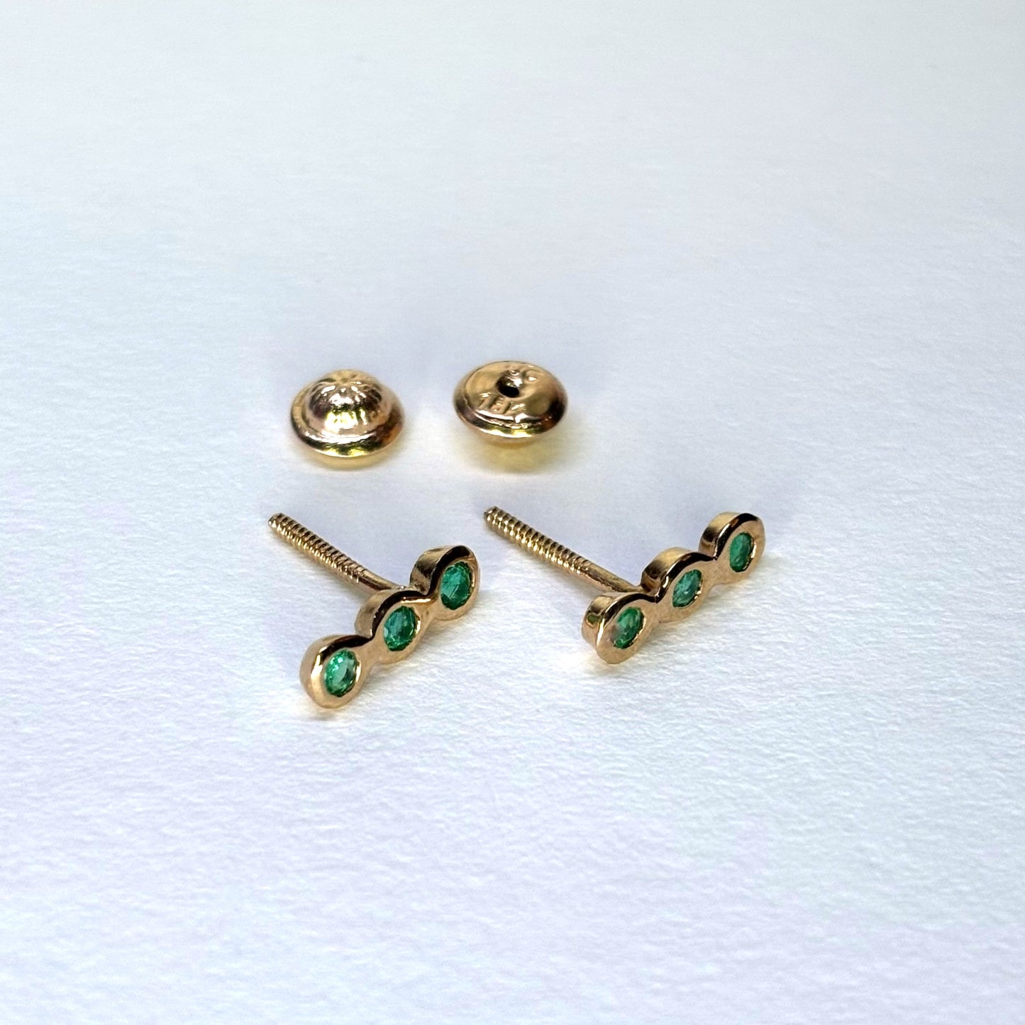 Aretes de oro de 18K con 3 esmeraldas naturales