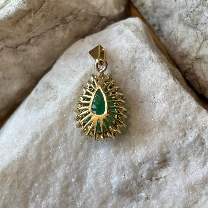 Dije de girasol en oro de 18k con esmeralda natural colombiana y 23 diamantes naturales