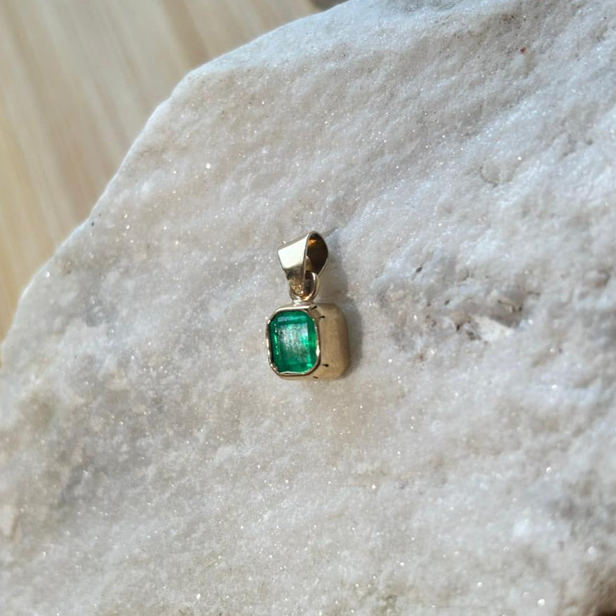 Dije de oro de 18k con esmeralda natural colombiana cuadrada