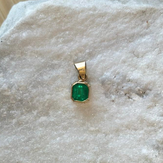 Dije de oro de 18k con esmeralda natural colombiana cuadrada