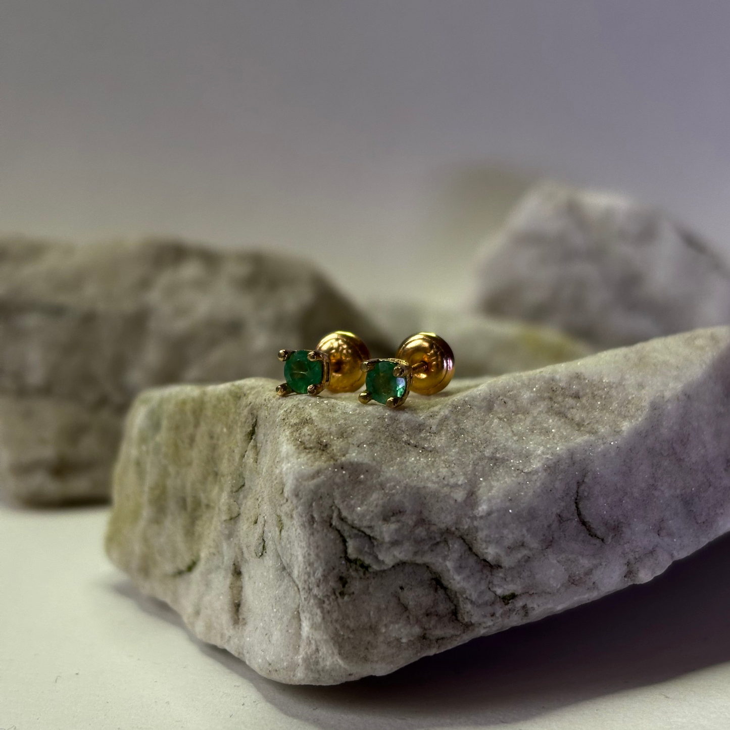 Aretes de oro de 18K con esmeraldas naturales