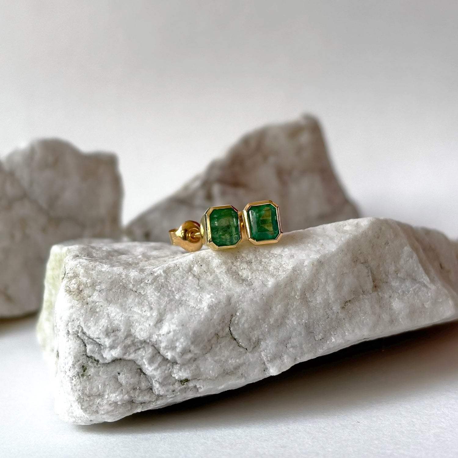 Aretes de oro de 18K con esmeraldas