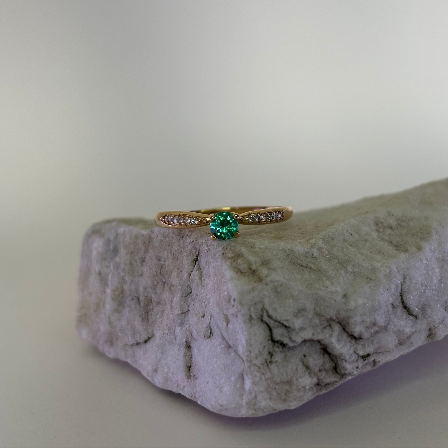 Anillos en oro de 18k con esmeraldas colombianas