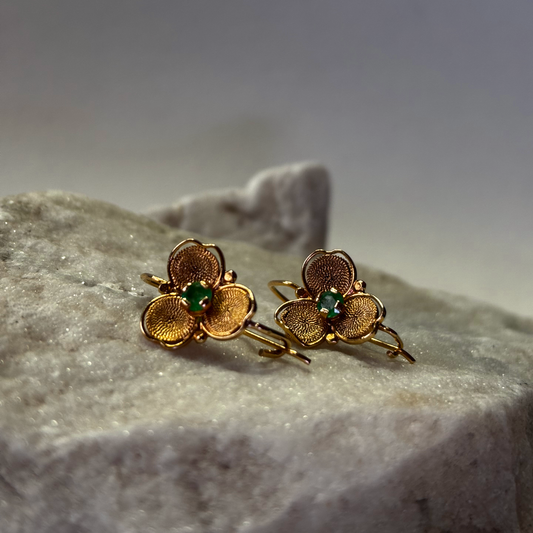 Aretes trébol en filigrana de oro de 18k con esmeraldas naturales colombianas.