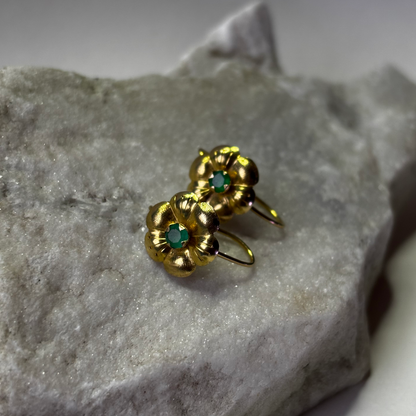 Aretes en forma de flor de oro de 18k con esmeraldas naturales colombianas
