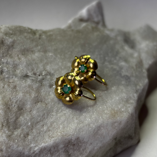 Aretes en forma de flor de oro de 18k con esmeraldas naturales colombianas