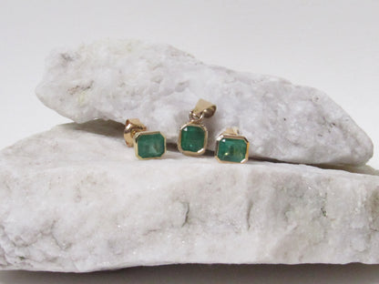 Aderezo de oro de 18K con esmeraldas naturales