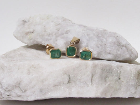 Aderezo de oro de 18K con esmeraldas naturales