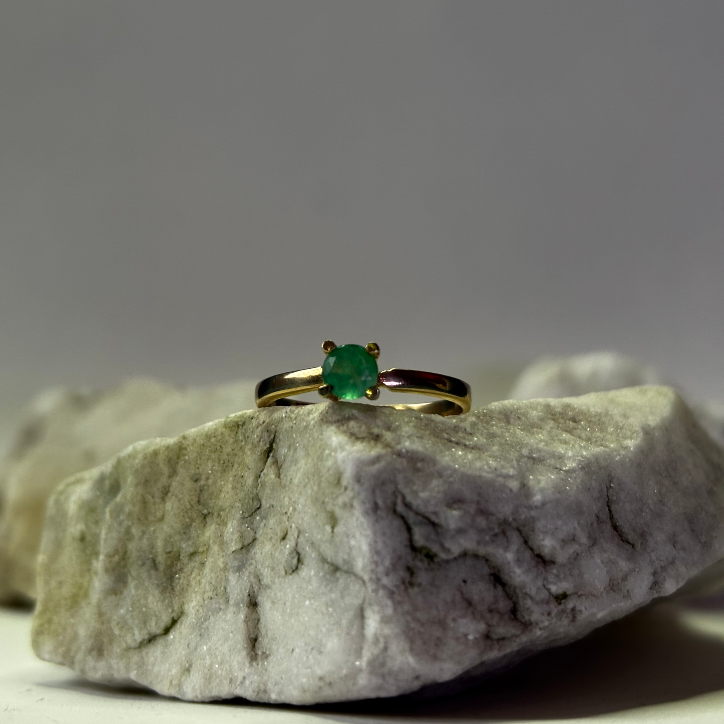 Anillo de oro de 18k con esmeralda natural colombiana