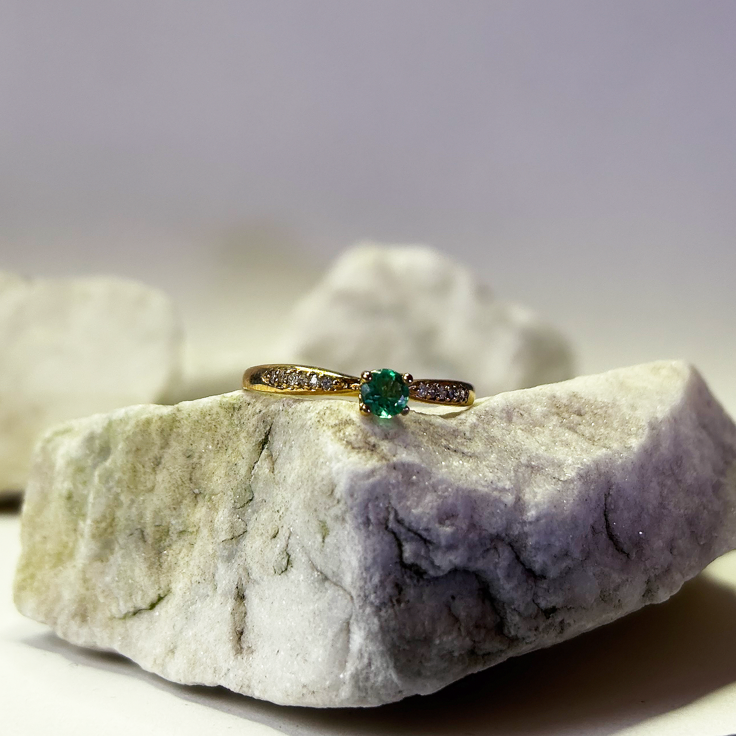 Anillo de oro de 18k con esmeralda naturale colombiana y 12 circones