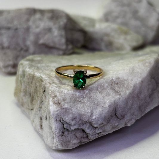 Anillo de oro de 18k con esmeralda ovalada natural colombiana
