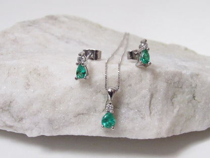 Aderezo collar y aretes de oro blanco de 18k con esmeraldas y diamantes naturales