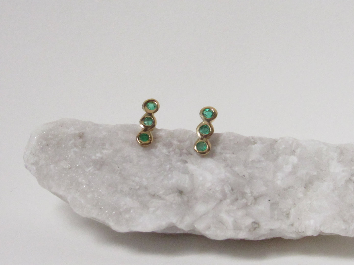 Aretes de oro de 18K con 3 esmeraldas  naturales