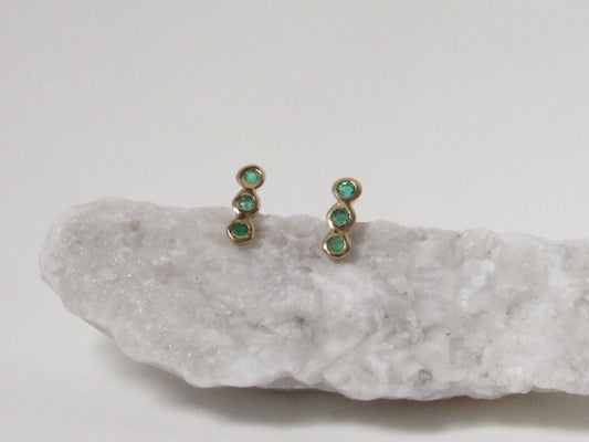 Aretes de oro de 18K con 3 esmeraldas  naturales
