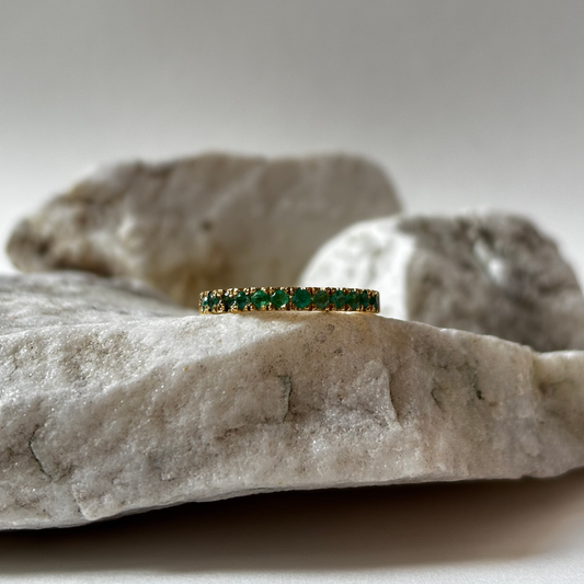 Anillo de oro de 18k con 12 esmeraldas naturales colombianas