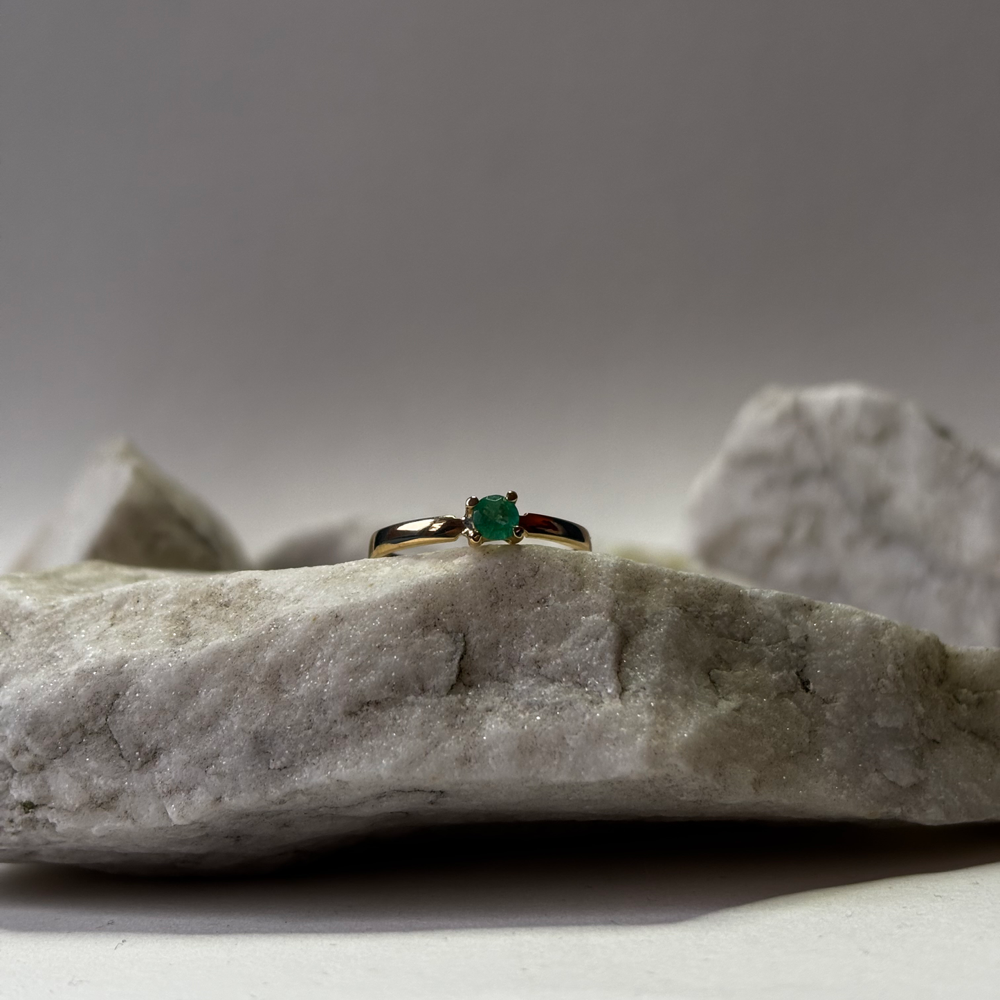 Anillo de oro de 18k con esmeralda natural colombiana