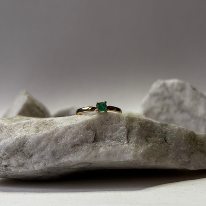 Anillo de oro de 18k con esmeralda natural colombiana