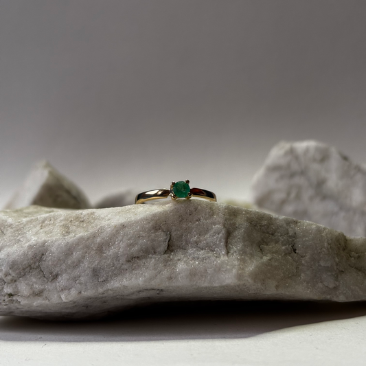 Anillo de oro de 18k con esmeralda natural colombiana