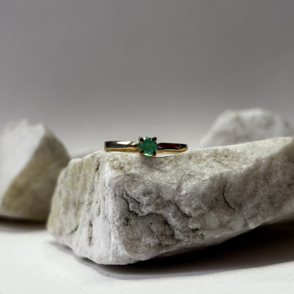 Anillo de oro de 18k con esmeralda natural colombiana