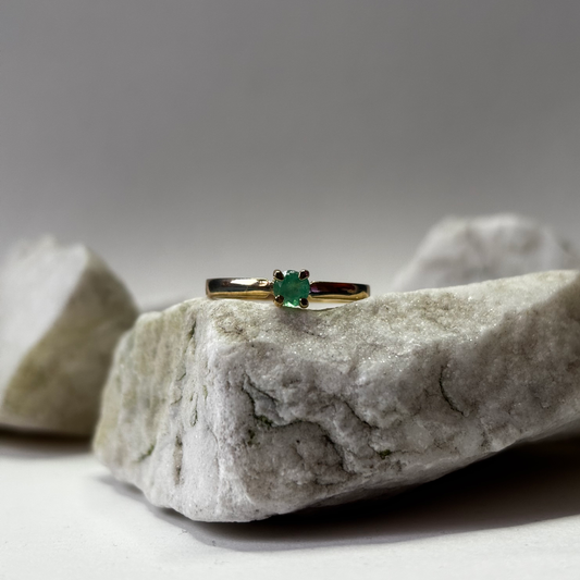 Anillo de oro de 18k con esmeralda natural colombiana