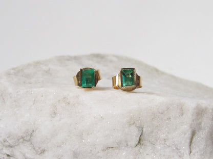 Aretes de oro de 18K con esmeraldas naturales