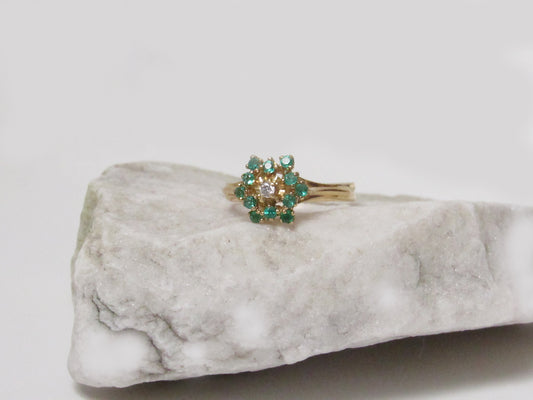 Anillo de oro de 18k con esmeraldas y diamante naturales