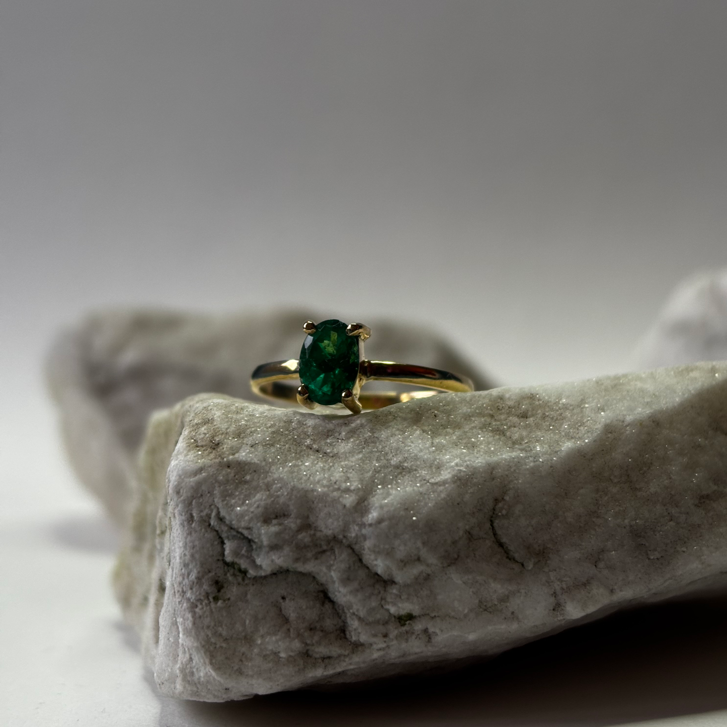 Anillo de oro de 18k con esmeralda ovalada natural colombiana
