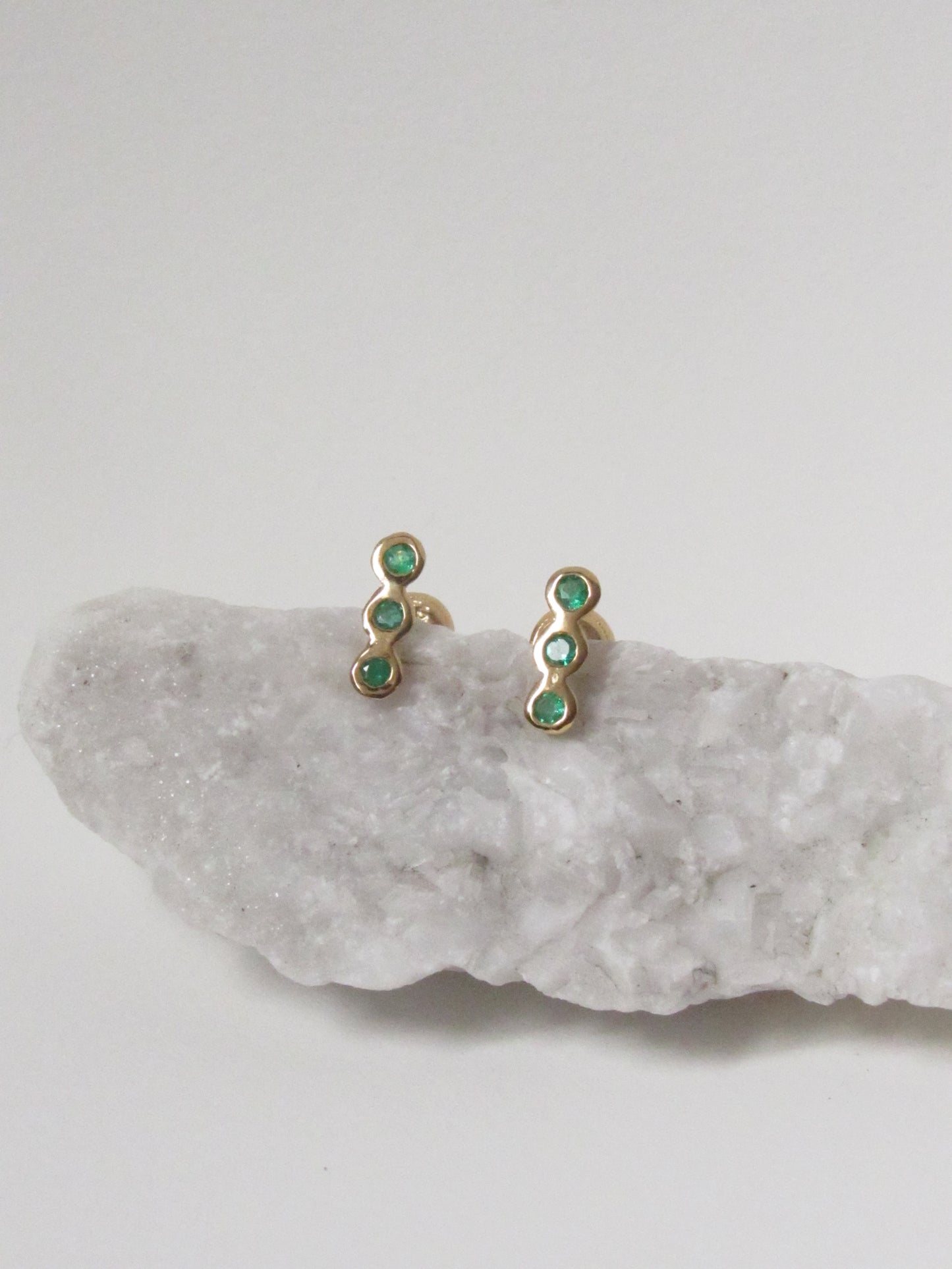 Aretes de oro de 18K con 3 esmeraldas  naturales