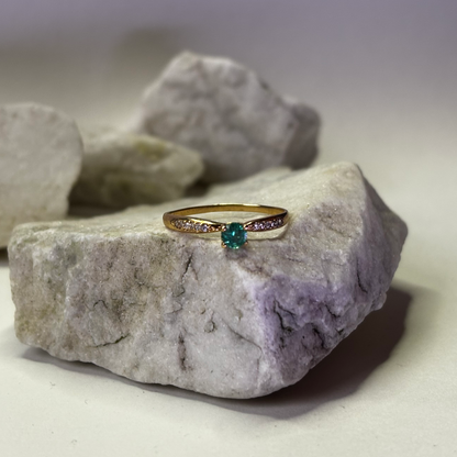 Anillo de oro de 18k con esmeralda naturale colombiana y 12 circones