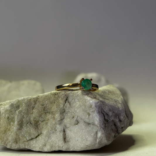 Anillo de oro de 18k con esmeralda natural colombiana