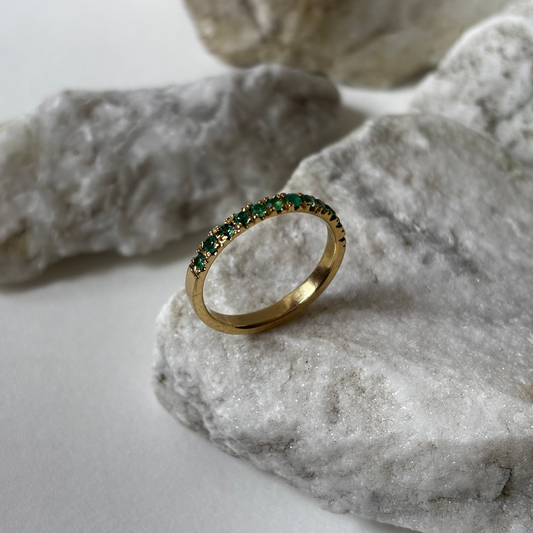 Anillo de oro de 18k con 12 esmeraldas naturales colombianas