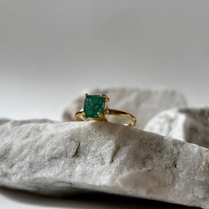 Anillo de oro de 18k con esmeralda natural colombiana