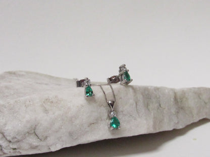 Aderezo collar y aretes de oro blanco de 18k con esmeraldas y diamantes naturales