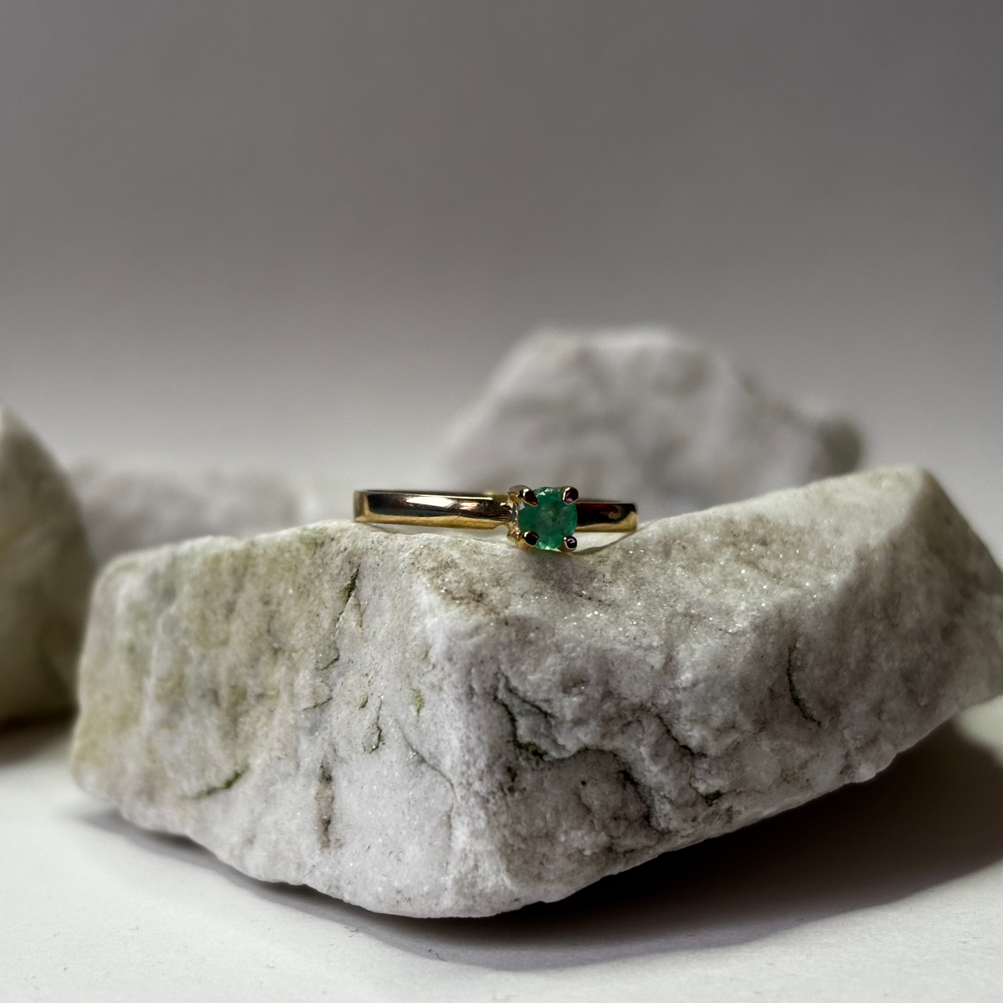 Anillo de oro de 18k con esmeralda natural colombiana