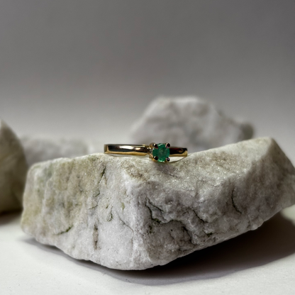 Anillo de oro de 18k con esmeralda natural colombiana