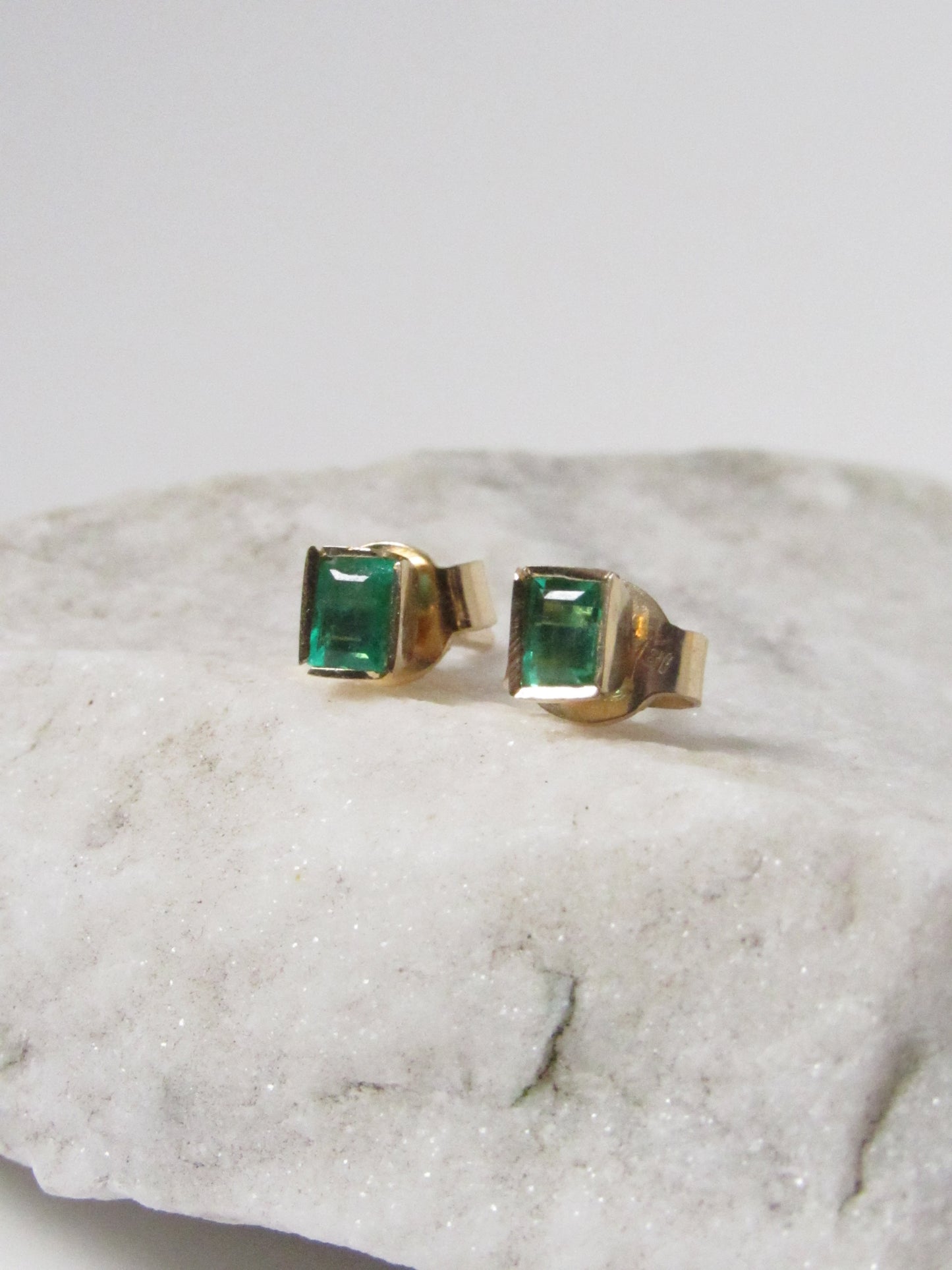 Aretes de oro de 18K con esmeraldas naturales